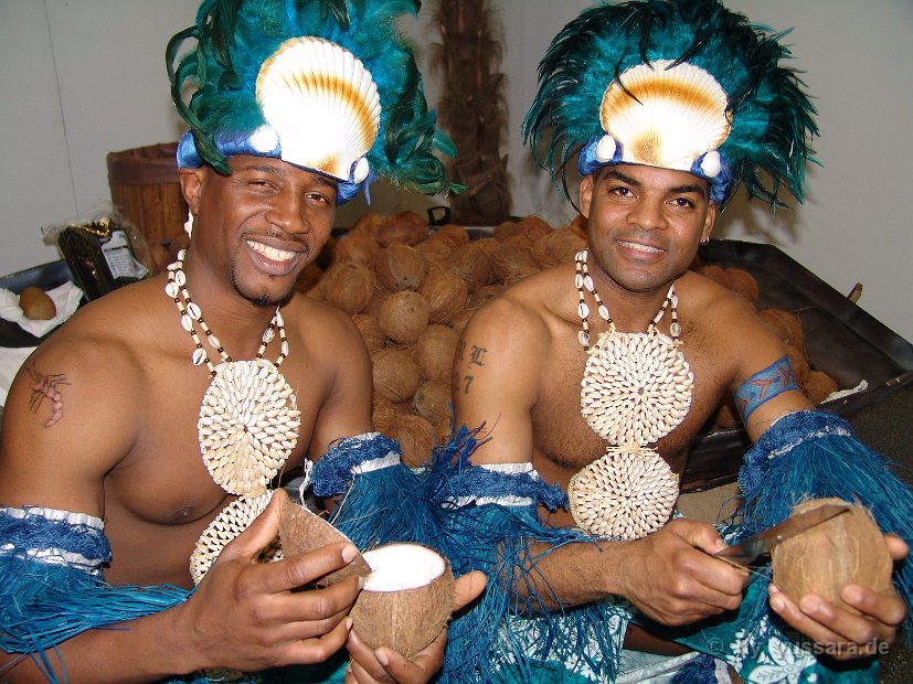 Das Hilgight, traditionelles Kokosnuss öffnen zur Begrüßung ihrer Gäste (19)